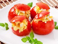 Рецепта Пържени бъркани яйца, пълнени в домати (или доматен сос), със сирене, кашкавал и лук